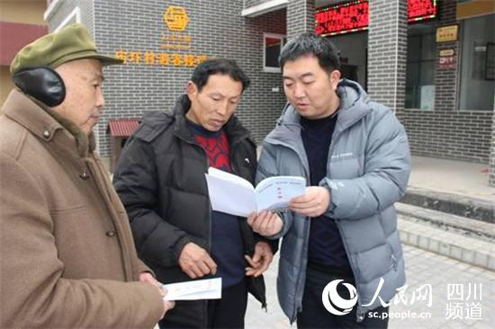 村组干部为群众讲解阳光村务微权清单五十条制度