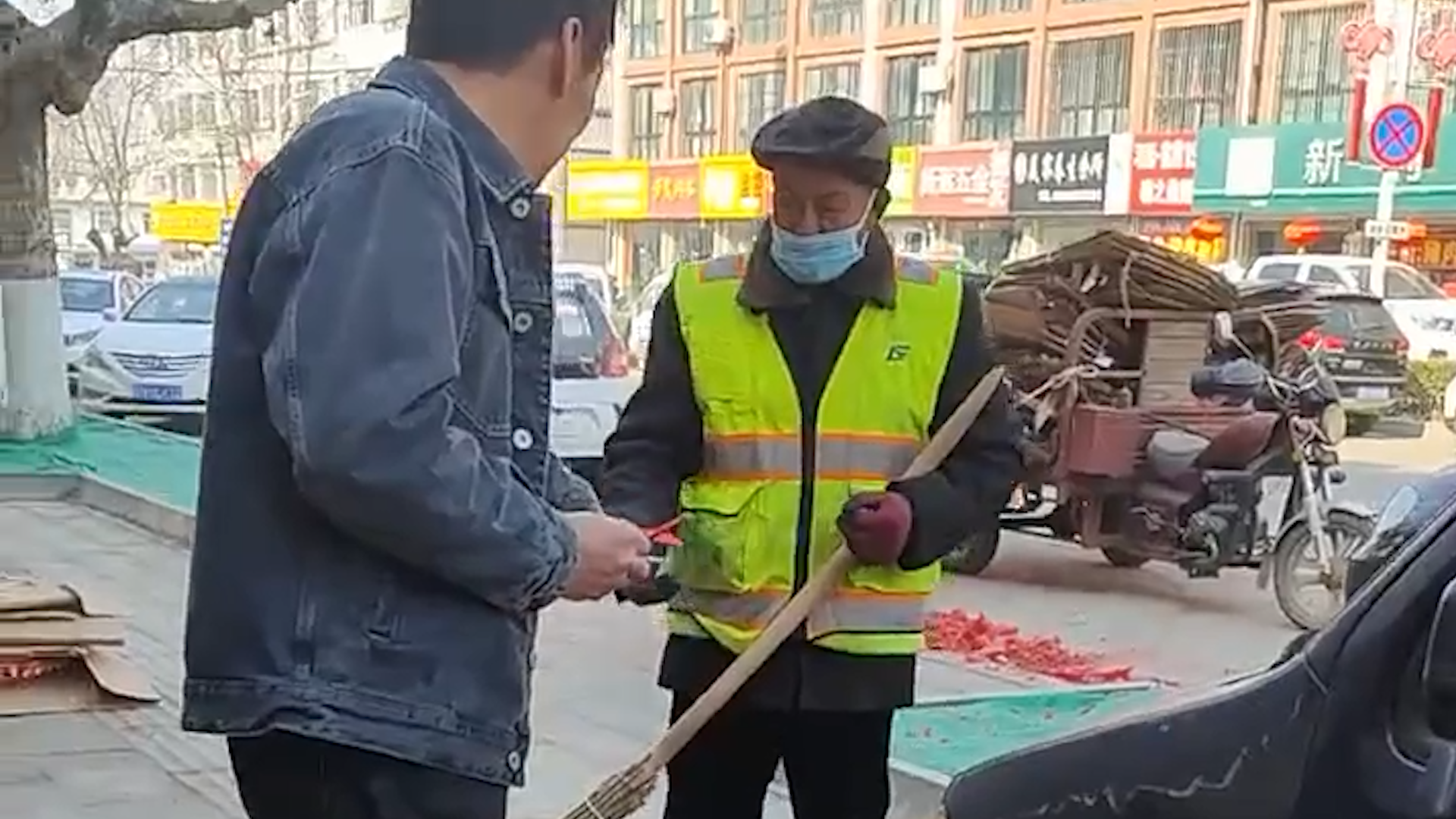 男子开业放鞭炮给环卫工发红包：增加了他们工作量，过意不去_西部决策网_国家一类新闻网站