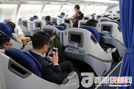 在东航MU5137航班上，旅客全程在飞行模式下可以使用手机。殷立勤 摄