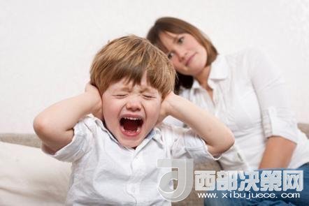 这时孩子可能会一直哭，甚至观察父母的反应。父母这时候可以让他哭，哭累了自然就会停下，要让孩子明白“闹起来没道理我不会心疼你”。