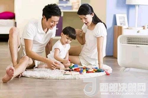 儿童时期，孩子好奇心强，喜欢“打破砂锅问到底”、“探究性拆东西”、“自言自语做游戏”。这些听似好笑，看似顽皮的言行举止，恰恰就是孩子创造火花的闪现。心理学家邓斯克认为，小孩子在游戏中的“假装”会大大促进他们的发散思维。