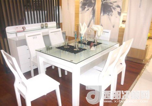 喜欢白色餐桌 但椅子该如何搭配？