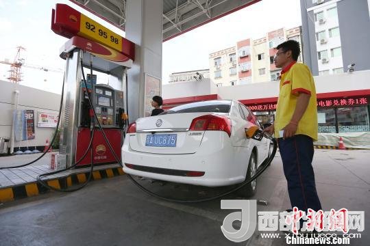 资料图：山西太原，加油站工作人员正在给车辆加油。　张云 摄