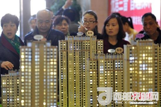 资料图：民众选购商品房。 <a target='_blank' href='http://www.chinanews.com/'>中新社</a>记者 韦亮 摄