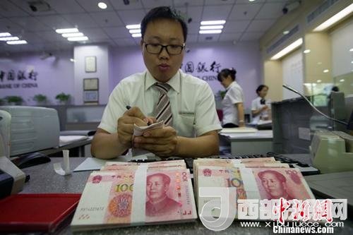 资料图：银行工作人员正在清点货币。<a target='_blank' href='http://www.chinanews.com/'>中新社</a>记者 张云 摄