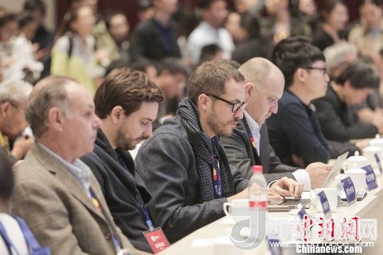 河北工业设计创新中心(以下简称HIDC)启动仪式暨“设计促转型·创新赢未来”国际工业设计工作坊26日在河北省省会石家庄市举行。图为与会各国设计师。　肖欣 摄