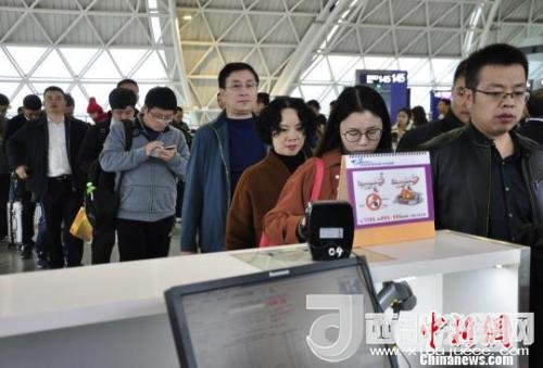 图为旅客等待进入客舱。　吕俊明 摄
