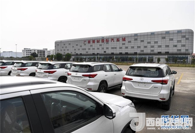 停放在广西钦州保税港区国际汽车城外的到岸进口整车(2017年4月13日摄