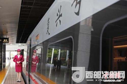 资料图：4月10日，列车员在“复兴号”列车旁迎接旅客的到来。 <a target='_blank'  data-cke-saved-href='http://www.chinanews.com/' href='http://www.chinanews.com/'>中新社</a>记者 殷立勤 摄