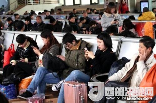 资料图：移动互联网时代，旅客都拿着手机打发时间。<a target='_blank' href='http://www.chinanews.com/'>中新社</a>记者 王中举 摄