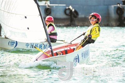 青岛市北区立新小学学生参加2017年中国杯青少年帆船OP项目比赛。孙军/摄