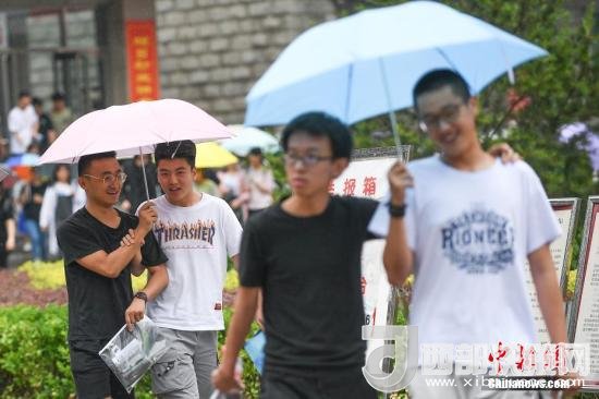 资料图：6月8日，山西太原，考生打伞走出考场。当日，全国部分地区2018年高考结束。 <a target='_blank'  data-cke-saved-href='http://www.chinanews.com/' href='http://www.chinanews.com/'>中新社</a>记者 武俊杰 摄