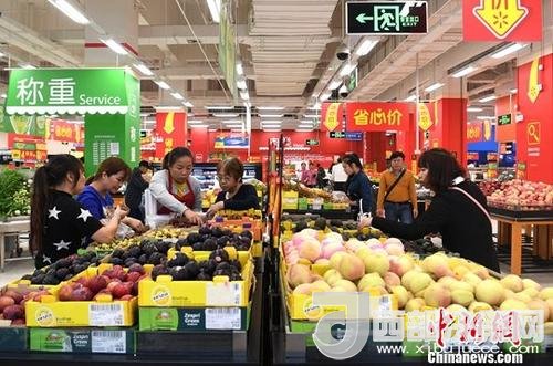 资料图:民众在超市选购水果。<a target='_blank' data-cke-saved-href='http://www.chinanews.com/' href='http://www.chinanews.com/'>中新社</a>记者 俞靖 摄 资料图:民众在超市选购水果。<a target='_blank' data-cke-saved-href='http://www.chinanews.com/' href='http://www.chinanews.com/'>中新社</a>记者 俞靖 摄