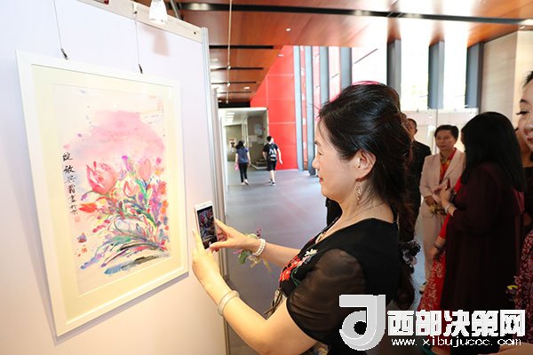 嘉宾参观展览