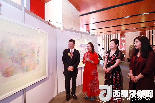 吴霜为嘉宾现场导览