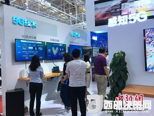 资料图：普通消费者在参观5G技术展示。<a target='_blank'  data-cke-saved-href='http://www.chinanews.com/' href='http://www.chinanews.com/' >中新网</a> 吴涛 摄