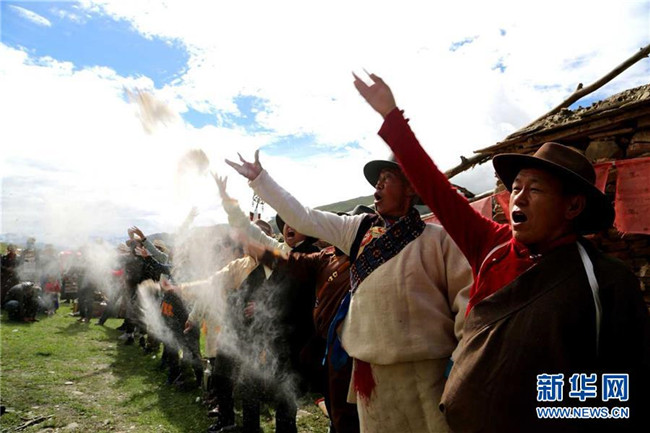 西藏农民欢度“望果节”祈盼丰收
