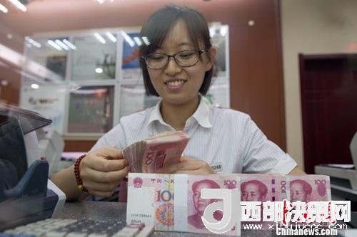7月5日，山西太原一银行工作人员正在清点货币。人民币对美元汇率中间价在经历了过去11个交易中的10次下调后终于迎来大涨。5日，中国外汇交易中心公布人民币对美元汇率中间价报6.6180，较前一交易日大幅上调415个基点，创下自2017年10月11日以来的最大升幅。<a target='_blank' href='http://www.chinanews.com/'>中新社</a>记者 张云 摄