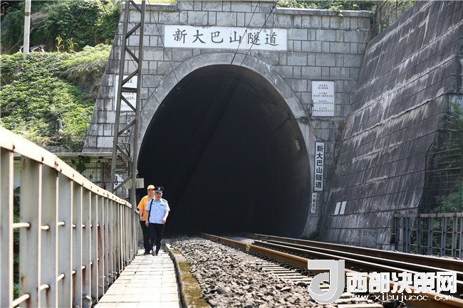 作为襄渝南线上最长的隧道,新大巴山隧道是他每天巡查的重点