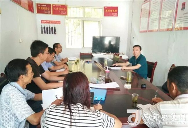 汉中洋县县长杜家才深入石家湾村检查指导脱贫攻坚工作