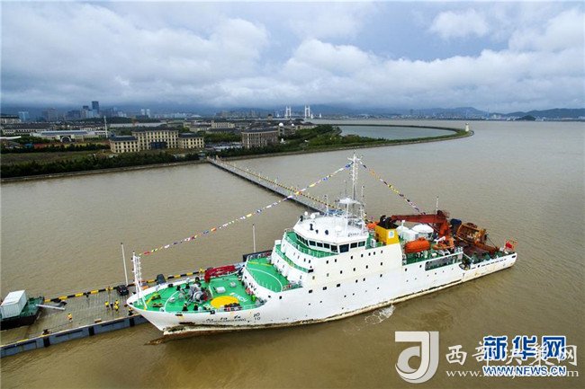 8月12日,顺利返航的"向阳红10"科考船停靠在舟山长峙岛科考码头.