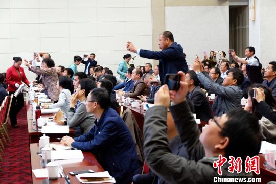 图为与会嘉宾认真听取专家演讲。　李隽 摄