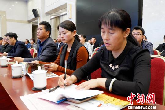 图为与会嘉宾聆听专家演讲。　李隽 摄