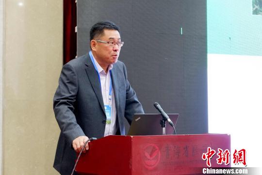 图为青海省农林科学院副院长、国家大麦青稞产业技术体系岗位科学家迟德钊正在发言。　李隽 摄