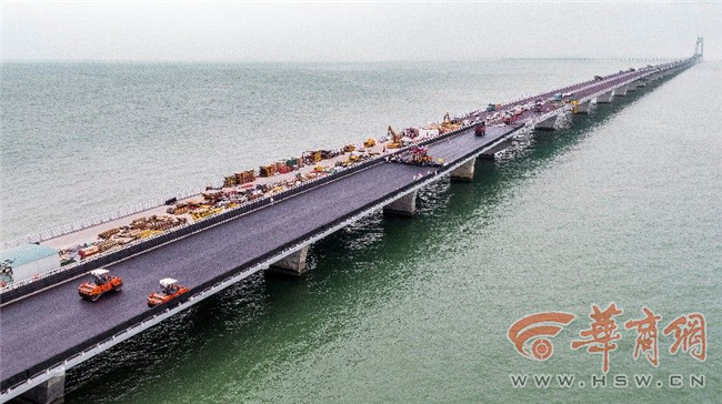 港珠澳大桥岛隧工程6.7公里 筑路“变形金刚”陕西造