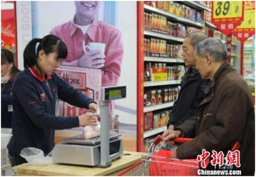 资料图:在保定市北市区一家大型超市内,促销员正在为购买鸡蛋的市民称量、打包。李芳华 摄