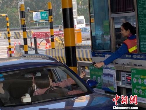 广东2200条高速车道实现无感支付 郭林燕 摄 点击进入下一页