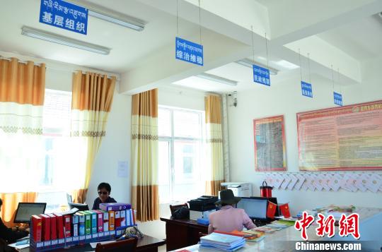 图为塔秀村的便民服务大厅。　鲁丹阳 摄