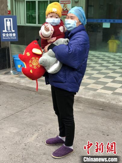 重庆7个月新冠肺炎确诊女婴与母亲同时出院