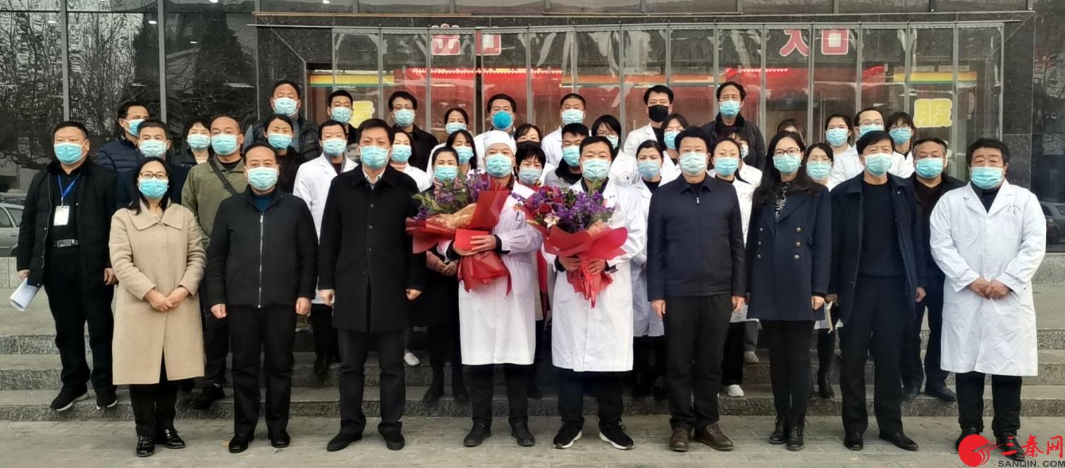 礼泉县委书记县长为出征湖北人员深情送行