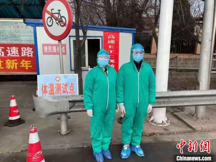 乡镇卫生院和社区卫生中心工作人员排查发热患者。　介休市医疗集团供图 摄