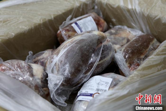 当雄县援鄂物资中的牦牛肉，图中的为腱子肉，是牦牛肉中的“极品”。　当雄县 供图 摄