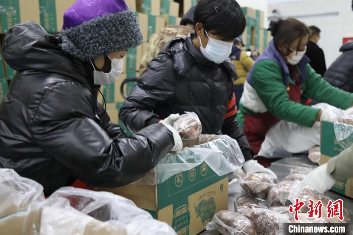 当雄县民众打包当地的特产，“有身份证”牦牛肉。　当雄县 供图 摄
