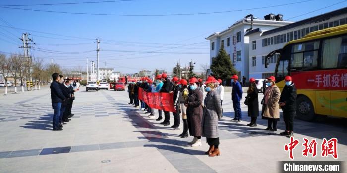 图为甘肃礼县,欢送首批乘“专车”赴浙江的务工人员。(资料图) 田瑞萍 摄 图为甘肃礼县,欢送首批乘“专车”赴浙江的务工人员。(资料图) 田瑞萍 摄