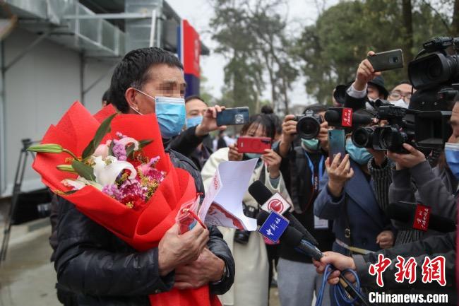 图为贵州省最后一名新冠肺炎确诊患者从贵州省将军山医院出院，患者接受媒体采访。　瞿宏伦 摄