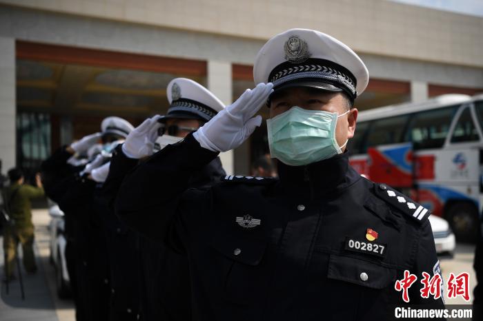 图为交警们向医疗队敬礼。　康平 摄