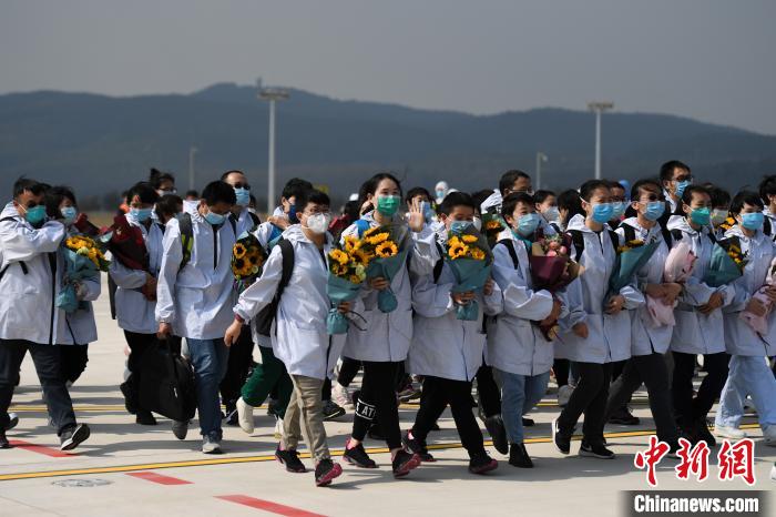 云南援助湖北医疗队首批返程队员抵昆交警敬礼：欢迎回家