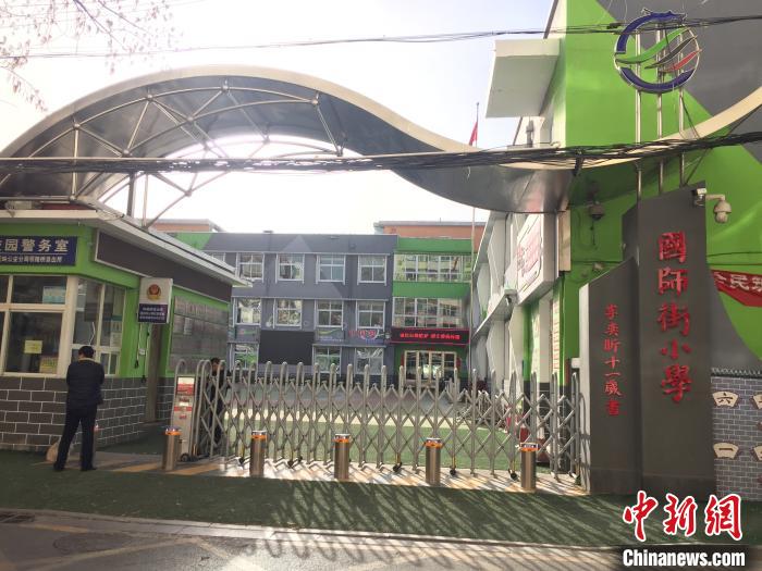 校门口设置临时等候区，区域四周5米为禁行区。　高瑞峰 摄