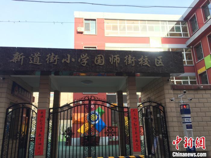 返校学生要到指定校门口报到，入校时需佩戴口罩，并进行身份核验、实名登记、体温检测。　高瑞峰 摄