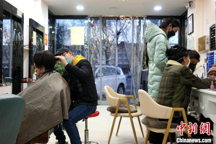 拉萨市民在一美发店理发、美甲。　江飞波 摄