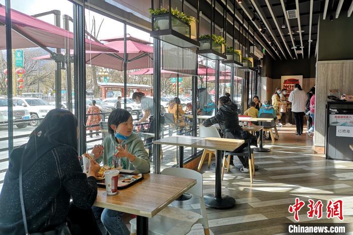 西藏多地餐饮企业恢复堂食