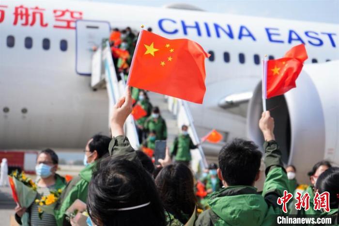 图为医疗队抵达昆明机场 王浩帆 摄