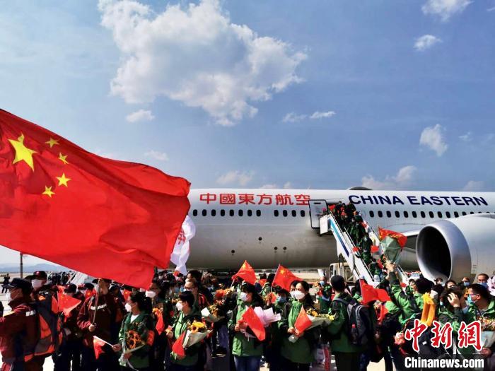 图为医疗队员抵达昆明长水机场 王浩帆 摄
