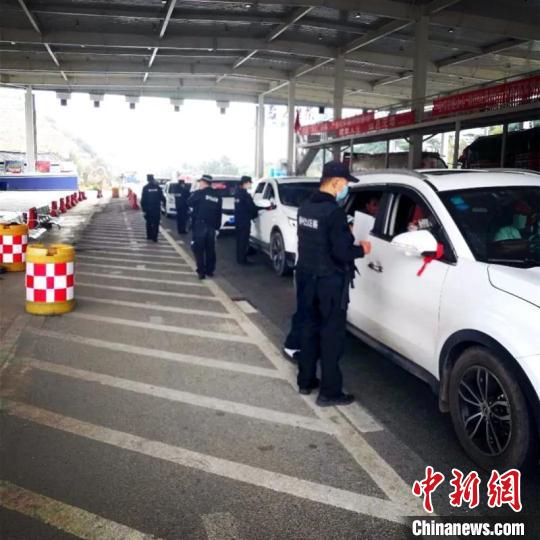 图为云南一边境检查站防控疫情同时严防境外毒品渗透。　云南省公安厅供图 摄