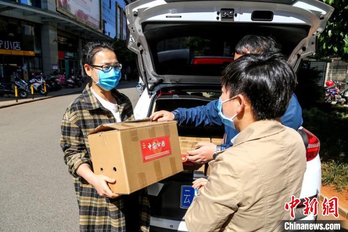 图为昆明支援湖北医护人员家庭收到“暖心蔬菜”。云南省委统战部供图