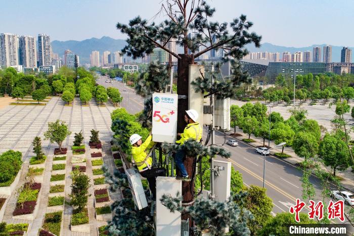 图为重庆移动工作人员正在安装5G基站。重庆移动 供图